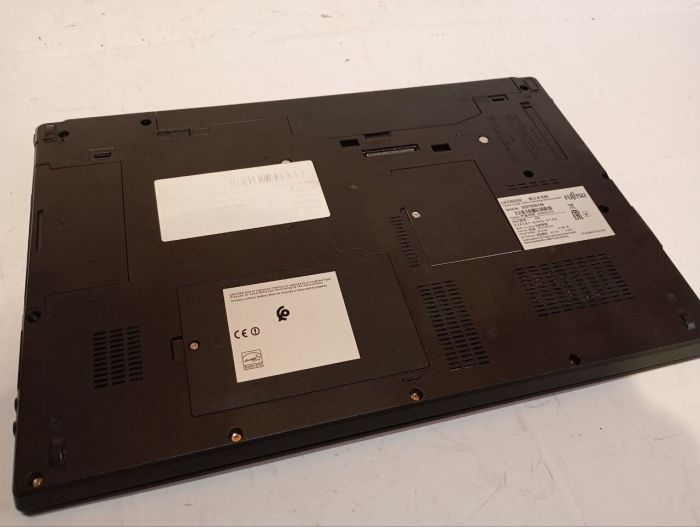 Ноутбук Fujitsu LifeBook E756 / 15.6'' (1366x768) TN / Intel Core i5-6300U (2 (4) ядра по 2.4 - 3.0 GHz) / 8 GB DDR4 / 256 GB SSD / Intel HD Graphics 520 / WebCam / DVD-RW б/в - зображення 5