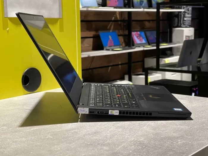 Ультрабук Lenovo ThinkPad T480 / 14" (1920x1080) IPS / Intel Core i5-8250U (4 (8) ядра по 1.6 - 3.4 GHz) / 8 GB DDR4 / 240 GB SSD / Intel UHD Graphics 620 / WebCam б/в - зображення 3