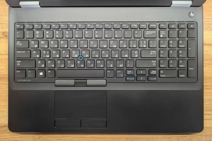 Ноутбук Dell Latitude E5570 / 15.6" (1920x1080) IPS / Intel Core i7-6820HQ (4 (8) ядра по 2.7 - 3.6 GHz) / 16 GB DDR4 / 512 GB SSD / AMD Radeon R7 M370, 2 GB GDDR5, 128-bit / WebCam / Windows 10 б/в - зображення 3