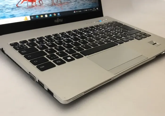 Ноутбук Б-клас Fujitsu LifeBook S935 / 13.3" (1920x1080) IPS / Intel Core i5-5300U (2 (4) ядра 2.3 - 2.9 GHz) / 8 GB DDR3 / 256 GB SSD / Intel HD Graphics 5500 / WebCam / Win 10 Pro б/в - зображення 9