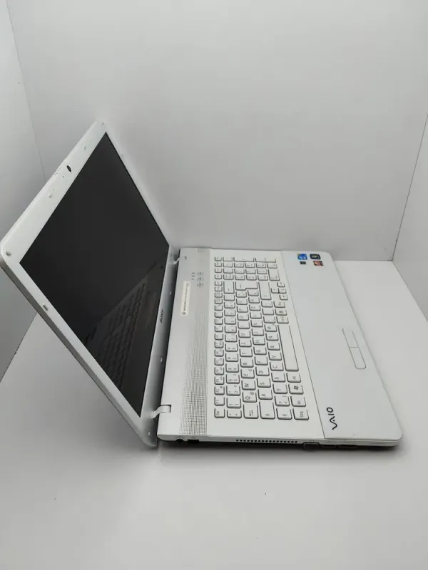 Ноутбук Sony VPC173 / 17.3" (1600x900) TN / Intel Core i3-370M (2 (4) ядра по 2.4 GHz) / 6 GB DDR3 / 320 GB HDD / AMD Radeon HD 5000M / WebCam / АКБ не тримає б/в - зображення 5