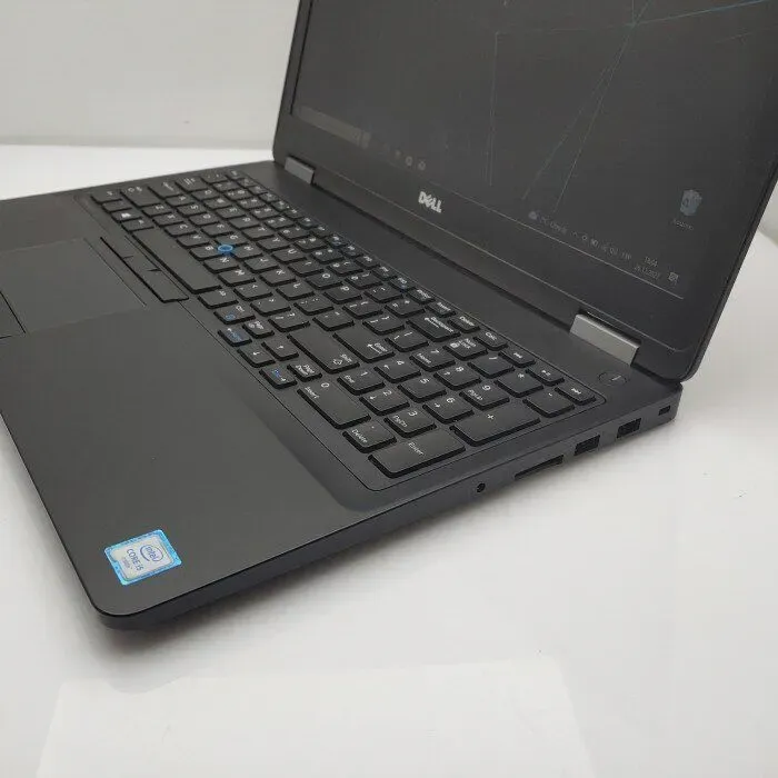 Ноутбук Б-клас Dell Latitude / 15.6" TN / Core i5-6200U (2(4) ядра по 2.3-2.8GHz) / 8GB DDR4 / 250GB SSD / HD Graphics 520 / WebCam / Win 10 Pro б/в - зображення 5
