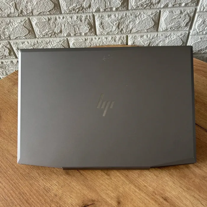 Мобільна робоча станція Б-клас HP ZBook 15v G5 / 15.6" (1920x1080) IPS / Intel Xeon E-2176M (6 (12) ядер по 2.7 - 4.4 GHz) / 16 GB DDR4 / 256 GB SSD / nVidia Quadro P600, 4 GB GDDR5, 128-bit / WebCam б/в - зображення 3