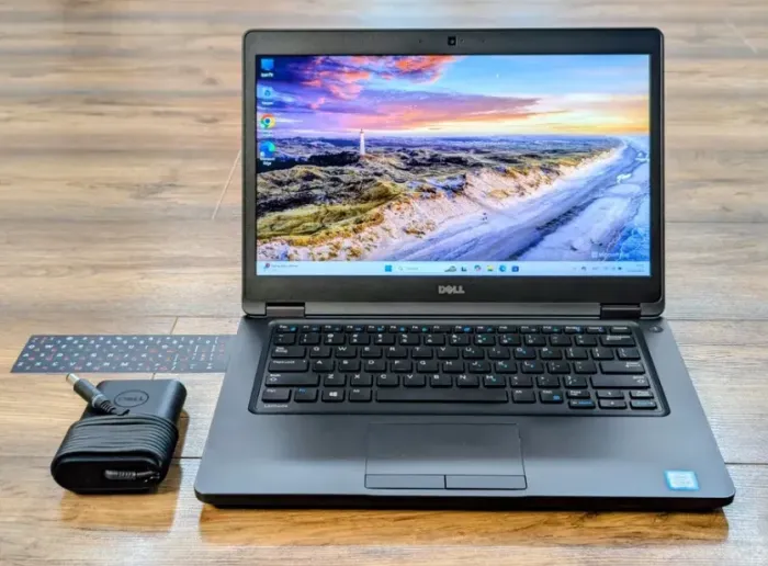 Ультрабук Dell Latitude 5480 / 14" (1366x768) TN / Intel Core i5-7300HQ (4 ядра по 2.5 - 3.5 GHz) / 8 GB DDR4 / 256 GB SSD / Intel HD Graphics 630 / WebCam б/в - зображення 2