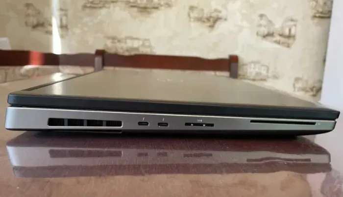 Робоча станція Dell Precision 7730 / 17.3" (1920x1080) IPS / Intel Xeon E-2176M (6 (12) ядер по 2.7 - 4.4 GHz) / 16 GB DDR4 / 512 GB SSD / nVidia Quadro P3200, 6 GB GDDR5, 192-bit / WebCam б/в - зображення 6