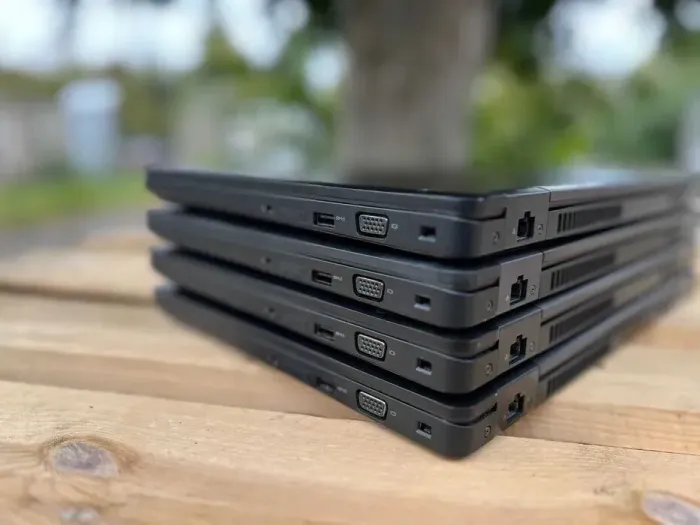 Ноутбук Dell Latitude 5580 / 15.6" (1920x1080) IPS / Intel Core i3-7100U (2 (4) ядра по 2.4 GHz) / 8 GB DDR4 / 128 GB SSD / Intel HD Graphics 620 / WebCam б/в - зображення 3