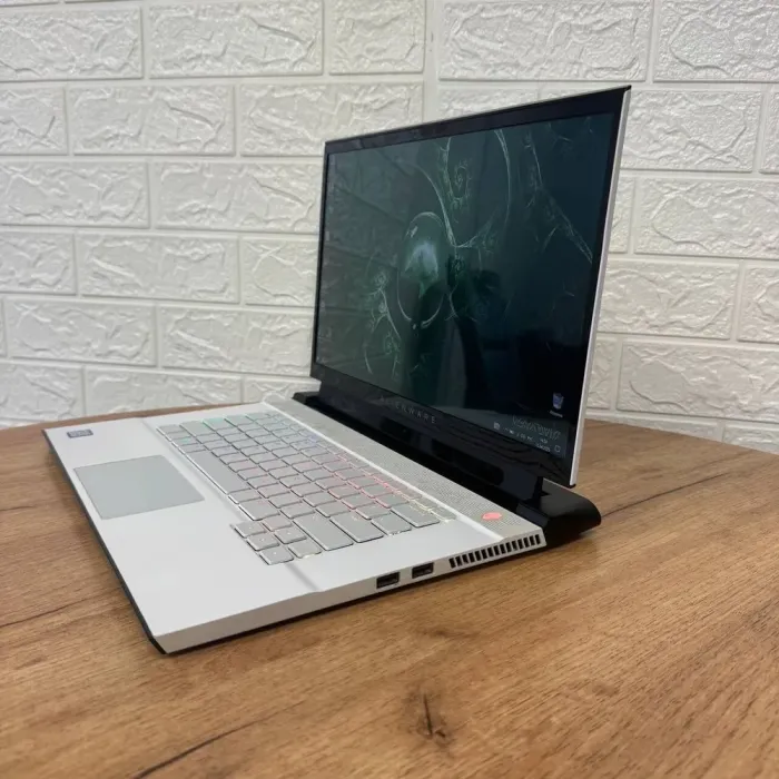 Ігровий ноутбук Б-клас Dell Alienware m15 R2 White / 15.6" (3840x2160) OLED / Intel Core i9-9980HK (8 (16) ядер по 2.4 - 5.0 GHz) / 16 GB DDR4 / 1000 GB SSD / nVidia GeForce RTX 2080 Max-Q, 8 GB GDDR6, 256-bit / WebCam б/в - зображення 5