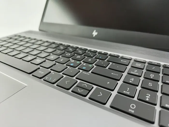 Мобільна робоча станція HP Zbook 15v G5 / 15.6" (1920x1080) IPS / Intel Core i5-8400H (4 (8) ядер по 2.5 - 4.2 GHz) / 16 GB DDR4 / 240 GB SSD / nVidia Quadro P600, 4 GB GDDR5, 128-bit / WebCam б/в - зображення 3