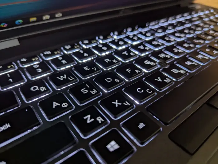 Ультрабук Dell Latitude 5500 / 15.6" (1920x1080) IPS / Intel Core i5-8365U (4 (8) ядра по 1.6 - 4.1 GHz) / 16 GB DDR4 / 512 GB SSD / Intel UHD Graphics 620 / WebCam / TouchID / Windows 10 б/в - зображення 6