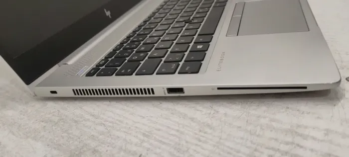 Ультрабук Б-клас HP EliteBook 840 G5 / 14" (1920x1080) IPS / Intel Core i7-8550U (4 (8) ядра по 1.8 - 4.0 GHz) / 8 GB DDR4 / 256 GB SSD / Intel UHD Graphics 620 / WebCam б/в - зображення 4