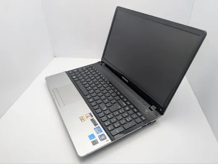 Ноутбук Samsung NP300E5A / 15.6" (1366x768) TN / Intel Core i3-2350M (2 (4) ядра по 2.3 GHz) / 6 GB DDR3 / 320 GB HDD / nVidia GeForce GT 520MX, 1 GB GDDR3, 64-bit / WebCam / DVD-ROM б/в - зображення 7