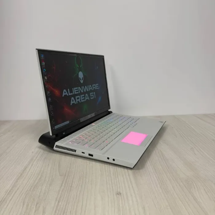 Ігровий ноутбук Dell Alienware Area 51M R2 / 17,3" (1920x1080) IPS / Intel Core i7-10700 (8 (16) ядер по 2,9 - 4,8 ГГц) / 16 ГБ DDR4 / 512 ГБ SSD NVMe / nVidia GeForce RTX 2070 Super, 8 ГБ GDDR6, 256-біт / WebCam б/в - зображення 4