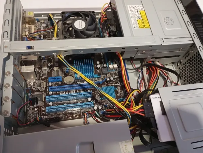 ПК Б-клас HEC 7KJCBS Chassis SFF / AMD Phenom II X2 555 (2 ядра по 3.2 GHz) / 8 GB DDR3 / 128 GB SSD / AMD Radeon Graphics / Win 10 б/в - зображення 6