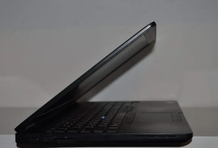 Ультрабук Dell Latitude 5590 / 15.6" (1920x1080) IPS / Intel Core i5-7300U (2 (4) ядра по 2.6 - 3.5 GHz) / 16 GB DDR4 / 256 GB SSD / Intel UHD Graphics 620 / WebCam / Windows 11 Pro б/в - зображення 9