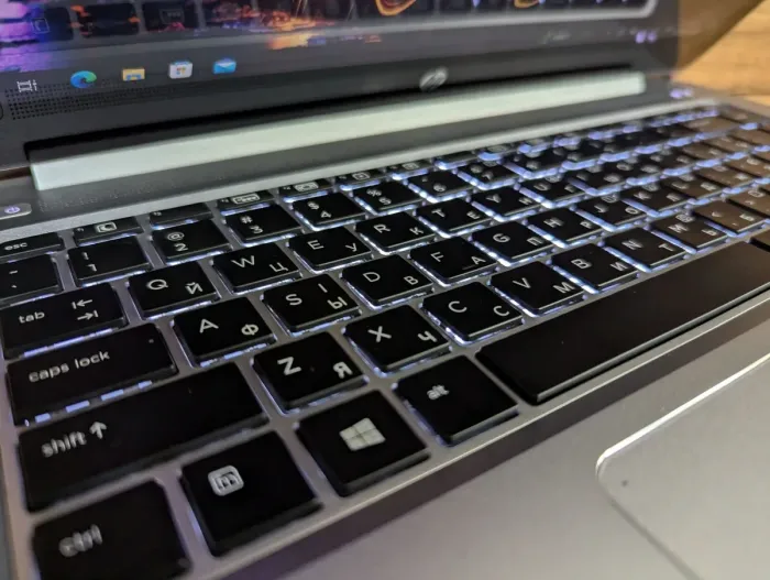 Ультрабук HP EliteBook Folio 1040 G3 / 14" (2560x1440) IPS Touch / Intel Core i7-6600U (2 (4) ядра по 2.6 - 3.4 GHz) / 8 GB DDR4 / 256 GB SSD / Intel HD Graphics 520 / WebCam / Fingerprint / Windows 10 б/в - зображення 6