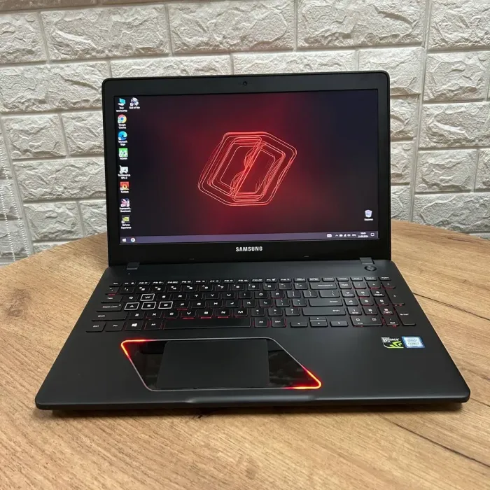 Ігровий ноутбук Б-клас Samsung NP8500GM-X0BCN / 15.6" (1920x1080) IPS / Intel Core i7-7700HQ (4 (8) ядра по 2.8 - 3.8 GHz) / 8 GB DDR4 / 1000 GB SSD / nVidia GeForce GTX 1050, 2 GB GDDR5, 128-bit / WebCam б/в - зображення 2