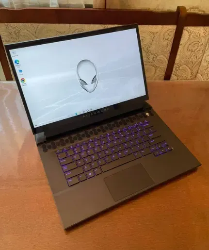 Ігровий ноутбук Dell Alienware M15 R4 / 15.6" (1920x1080) IPS / Intel Core i7-10870H (8 (16) ядер по 2.2 - 5.0 GHz) / 16 GB DDR4 / 512 GB SSD / nVidia GeForce RTX 3070, 8 GB GDDR6, 256-bit / WebCam б/в - зображення 2