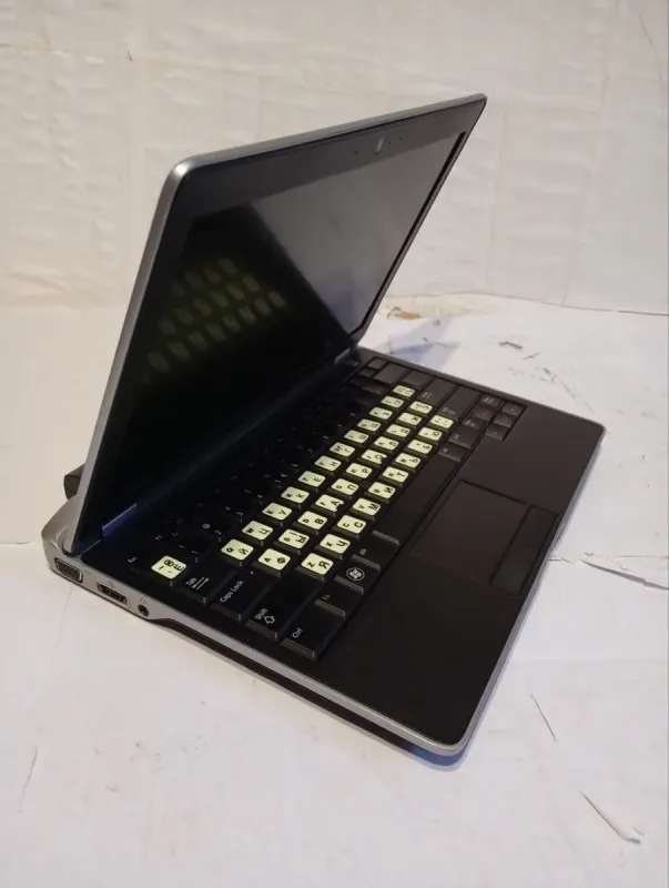 Нетбук Dell Latitude E6220 / 12.5" (1366x768) TN / Intel Core i7-2620M (2 (4) ядра по 2.7 - 3.4 GHz) / 12 GB DDR3 / 240 GB SSD / Intel HD Graphics 3000 / WebCam б/в - зображення 3