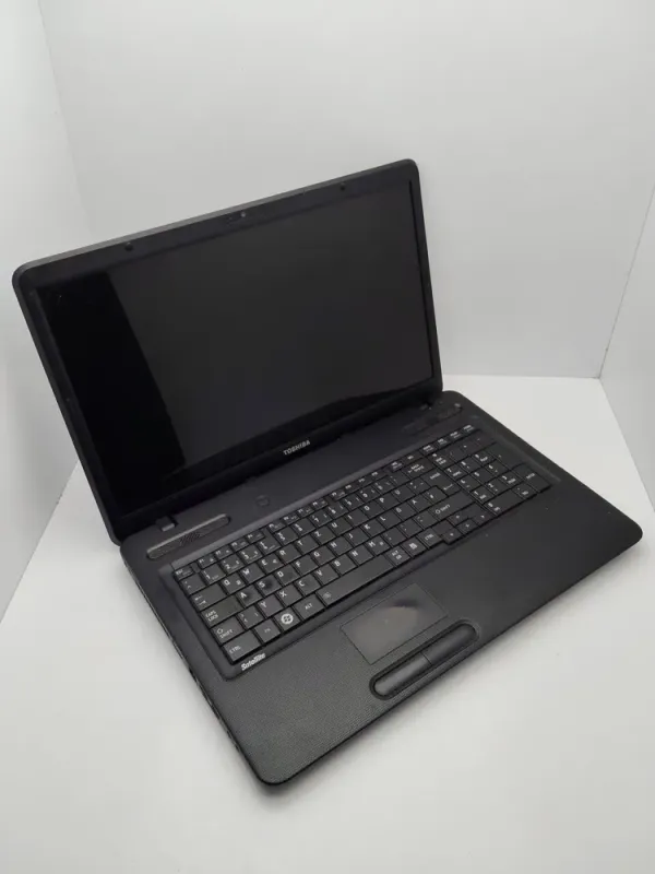 Ноутбук Toshiba Satellite C850 / 17.3" (1600x900) TN / Intel Core i3-350M (2 (4) ядра по 2.26 GHz) / 6 GB DDR3 / 320 GB HDD / Intel HD Graphics / WebCam б/в - зображення 3