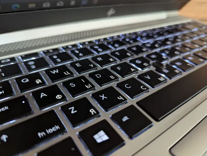 Ультрабук Б-клас HP EliteBook 840 G5 / 14" (1920x1080) IPS / Intel Core i5-8250U (4 (8) ядра по 1.6 - 3.4 GHz) / 16 GB DDR4 / 512 GB SSD / Intel UHD Graphics 620 / TouchID / WebCam / Windows 10 б/в - зображення 6