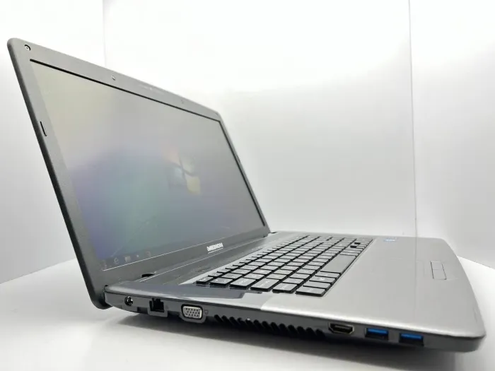 Ноутбук Б-клас Medion Akoya E7220/ 17.3" (1600x900) TN / Intel Core i3-2310M (2 (4) ядра по 2.1 GHz) / 4 GB DDR3 / 500 GB HDD / Intel HD Graphics 3000 / WebCam / USB 3 б/в - зображення 3