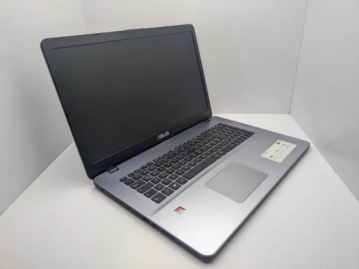 Ноутбук Asus VivoBook F705Q / 17.3" (1600x900) TN / AMD A10-9620P (4 ядра по 2.5 - 3.4 GHz) / 8 GB DDR3 / 240 GB SSD / AMD Radeon R5 Graphics / WebCam б/в - зображення 3