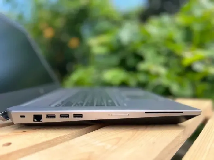 Мобільна робоча станція HP ZBook 17 G5 / 17.3" (1920x1080) IPS / Intel Core i7-8850H (6 (12) ядер по 2.6 - 4.3 GHz) / 32 GB DDR4 / 512 GB SSD / nVidia Quadro P5200, 16 GB GDDR5, 256-bit / WebCam / Windows 10 Pro б/в - зображення 4