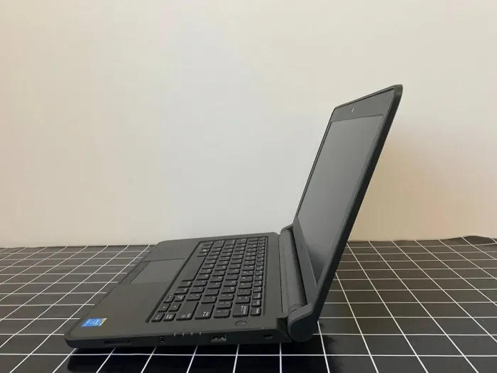 Ультрабук Б-клас Dell Latitude 3340 / 13.3" (1366x768) TN / Intel Core i3-4010U (2 (4) ядра по 1.7 GHz) / 4 GB DDR3 / 500 GB HDD / Intel HD Graphics 4400 / WebCam / HDMI / miniDP б/в - зображення 5
