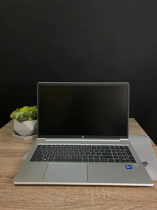 Ультрабук HP EliteBook 650 G8 / 15.6" (1920x1080) TN / Intel Core i5-1145G7 (4 (8) ядер 4.4 GHz) / 16 GB DDR4 / 256 GB SSD / Intel Iris Xe Graphics / WebCam / Win 10 б/в - зображення 2