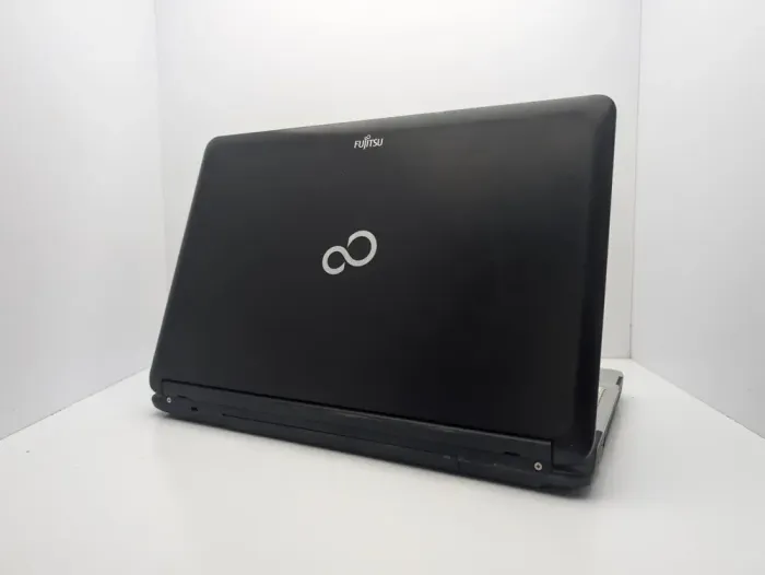 Ноутбук Fujitsu LifeBook A530 / 15.6" (1366x768) TN / Intel Core i3-350M (2 (4) ядра по 2.26 GHz) / 6 GB DDR3 / 1000 GB HDD / Intel HD Graphics / WebCam б/в - зображення 8