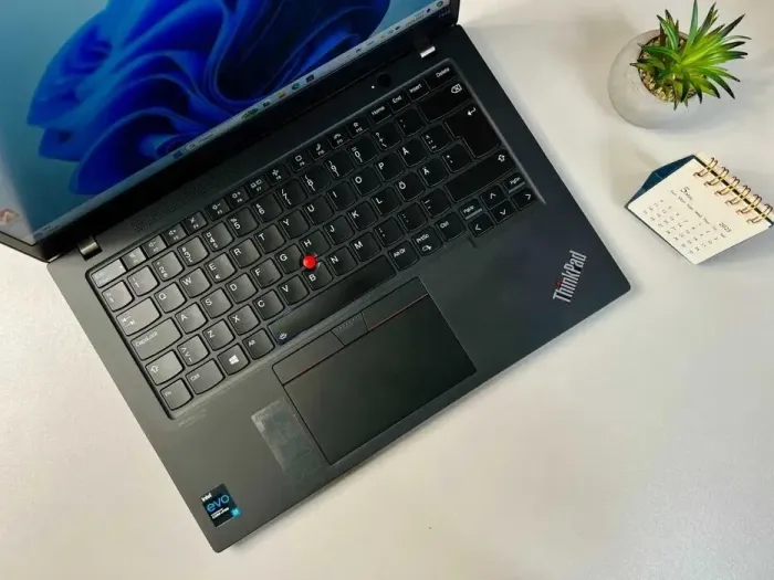 Ультрабук Lenovo ThinkPad T14s Gen 2 / 14" (1920x1080) IPS Touch / Intel Core i7-1185G7 (4 (8) ядра по 3.0 - 4.8 GHz) / 32 GB DDR4 / 512 GB SSD M.2 / Intel Iris Xe Graphics / WebCam / Win 11 Pro б/в - зображення 3