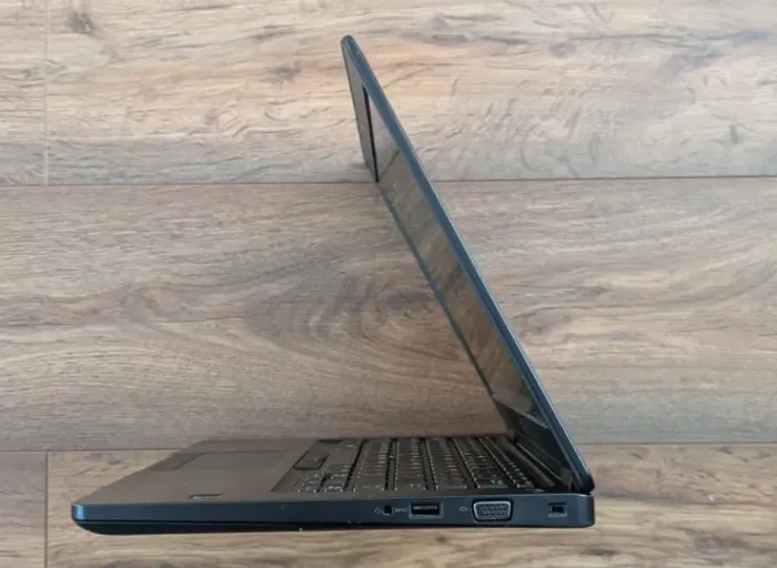 Ультрабук Dell Latitude 5490 / 14" (1920x1080) IPS / Intel Core i5-7300U (2 (4) ядра по 2.6 - 3.5 GHz) / 8 GB DDR4 / 128 GB SSD / Intel HD Graphics 620 / WebCam / HDMI / Windows 11 б/в - зображення 5