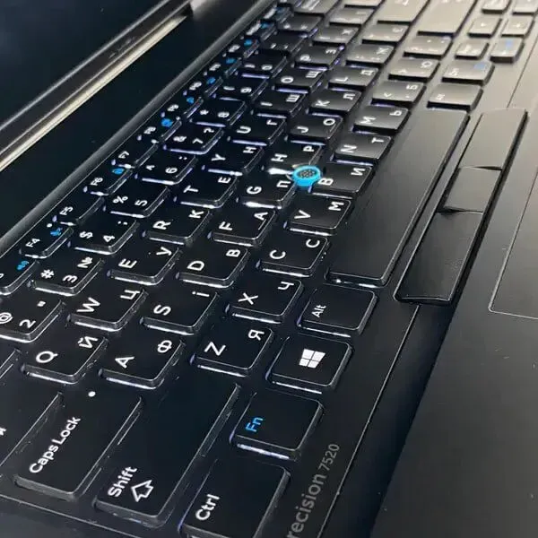 Мобільна робоча станція Dell Precision 7520 / 15.6" (1920x1080) IPS / Intel Core i7-6820HQ (4 (8) ядра по 2.7 - 3.6 GHz) / 16 GB DDR4 / 512 GB SSD / nVidia Quadro M2200, 4 GB GDDR5, 128-bit / WebCam / HDMI б/в - зображення 6