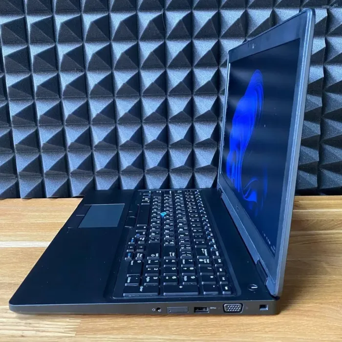 Ноутбук Dell Latitude 5580 / 15.6" (1920x1080) TN / Intel Core i5-6300U (2 (4) ядра по 2.4 - 3.0 GHz) / 8 GB DDR4 / 256 GB SSD / Intel HD Graphics 520 / WebCam / HDMI б/в - зображення 4