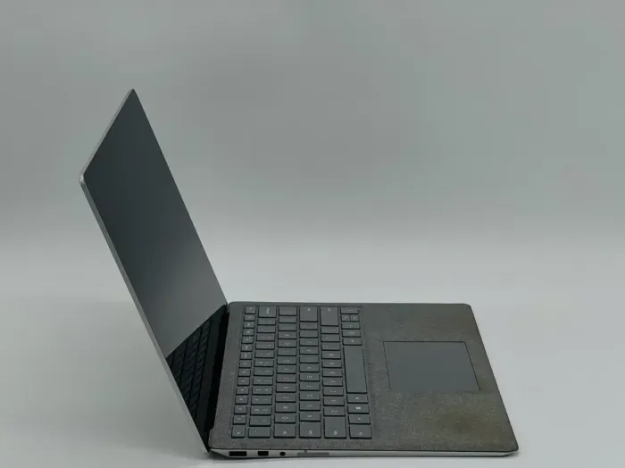 Ультрабук Б-клас Microsoft Surface Laptop 2 1769 / 13.5" (2256x1504) IPS Touch / Intel Core i7-8650U (4 (8) ядра по 1.9 - 4.2 GHz) / 16 GB DDR3 / 480 GB SSD / Intel UHD Graphics 620 / WebCam б/в - зображення 3