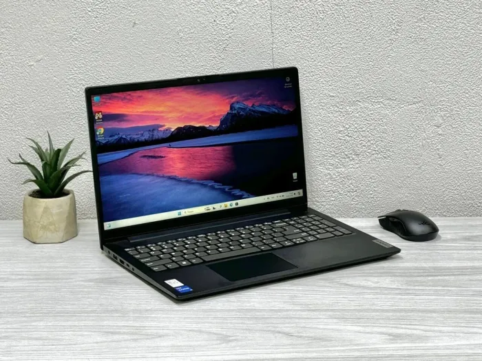 Ультрабук Lenovo V15 G3 / 15.6" (1920x1080) TN / Intel Core i5-1235U (10 (12) ядер по 3.3 - 4.4 GHz) / 16 GB DDR4 / 512 GB SSD M.2 / Intel Iris Xe Graphics / WebCam / Win 11 Home б/в - зображення 3