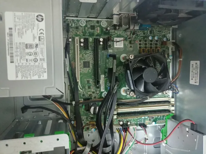 Комп'ютер HP EliteDesk 705 G3 Tower / AMD Pro A10-8770 (4 ядра по 3.5 - 3.8 GHz) / 8 GB DDR4 / NO HDD / AMD Radeon R7 Graphics / DVD-ROM / 240W б/в - зображення 5