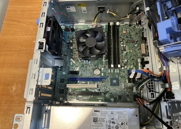 Комп'ютер Б-клас Dell OptiPlex 7060 Tower / Intel Core i5-8500 (6 ядер по 3.0 - 4.1 GHz) / 16 GB DDR4 / 120 GB SSD / Intel UHD Graphics 630 / 260W / USB 3.1 / DisplayPort б/в - зображення 7