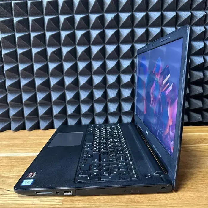 Ноутбук Б-клас Dell Vostro 15 5568 / 15.6" (1920x1080) TN / Intel Core i7-7500U (2 (4) ядра по 2.7 - 3.5 GHz) / 16 GB DDR4 / 256 GB SSD / AMD Radeon HD 8550M, 1 GB GDDR3, 64-bit / WebCam б/в - зображення 4