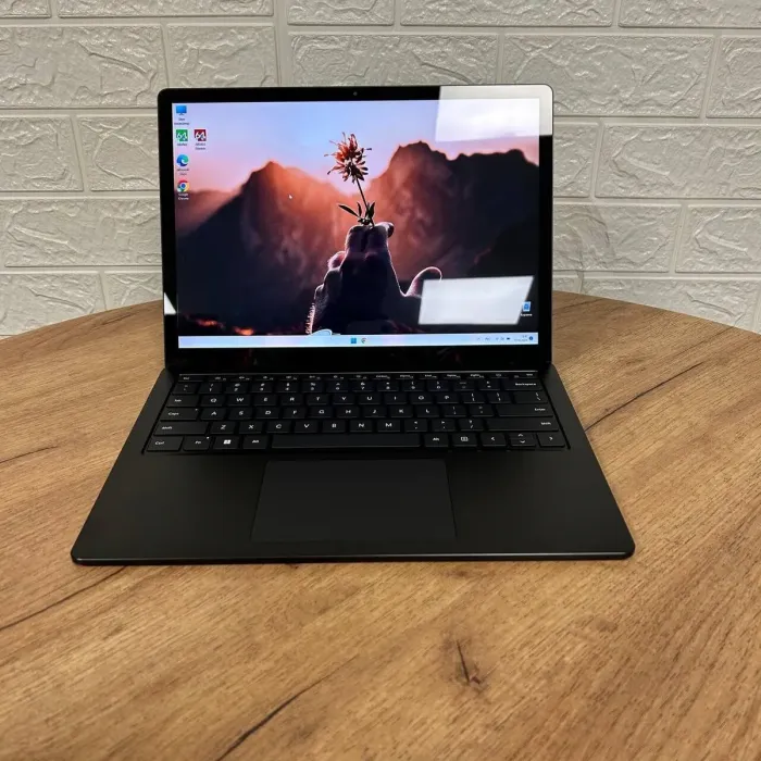 Ультрабук Microsoft Surface Laptop 5 / 13.5" (2256x1504) IPS / Intel Core i5-1245U (10 (12) ядер по 3.3 - 4.4 GHz) / 16 GB DDR4 / 512 GB SSD / Intel Iris Xe Graphics / WebCam б/в - зображення 2