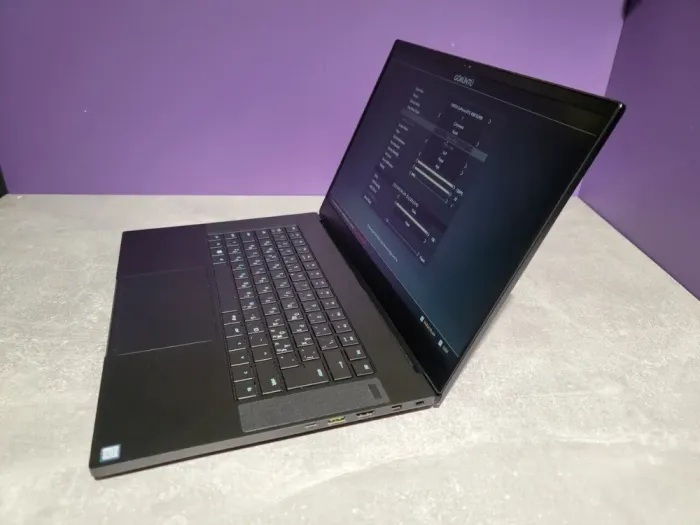 Ігровий ноутбук Razer Blade 15 RZ09-02887N91 / 15.6" (1920x1080) IPS / Intel Core i7-8750H (6 (12) ядер по 2.2 - 4.1 GHz) / 32 GB DDR4 / 1000 GB SSD / nVidia GeForce RTX 2070 Max-Q, 8 GB GDDR6, 256-bit / WebCam б/в - зображення 4