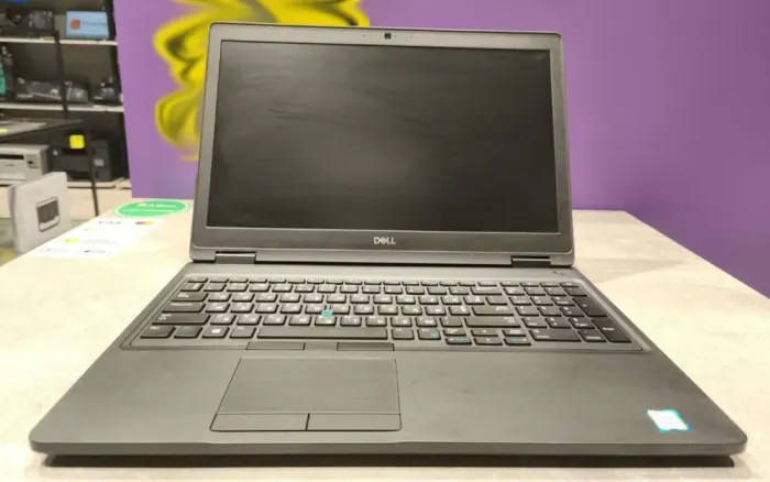 Ноутбук Dell Latitude 5590 / 15.6" (1920x1080) IPS / Intel Core i5-8250U (4 (8) ядра по 1.6 - 3.4 GHz) / 8 GB DDR4 / 240 GB SSD / Intel UHD Graphics 620 / WebCam б/в - зображення 2