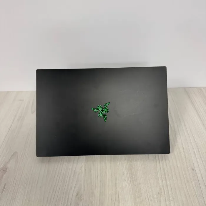 Ігровий ноутбук Б-клас Razer Blade 15 RZ09-0409 / 15.6" (1920x1080) IPS / Intel Core i7-10875H (8 (16) ядер по 2.3 - 5.1 GHz) / 16 GB DDR4 / 1000 GB SSD NVMe / nVidia GeForce RTX 2080 Super Max-Q, 8 GB GDDR6, 256-bit / WebCam б/в - зображення 3