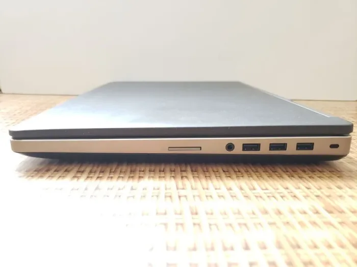 Мобільна робоча станція Dell Precision 7520 / 15.6" (1920x1080) TN / Intel Core i7-6820HQ (4 (8) ядра по 2.7 - 3.6 GHz) / 32 GB DDR4 / 256 GB SSD M.2 + 750 GB HDD / nVidia Quadro M2200, 4 GB GDDR5, 128-bit / WebCam б/в - зображення 5