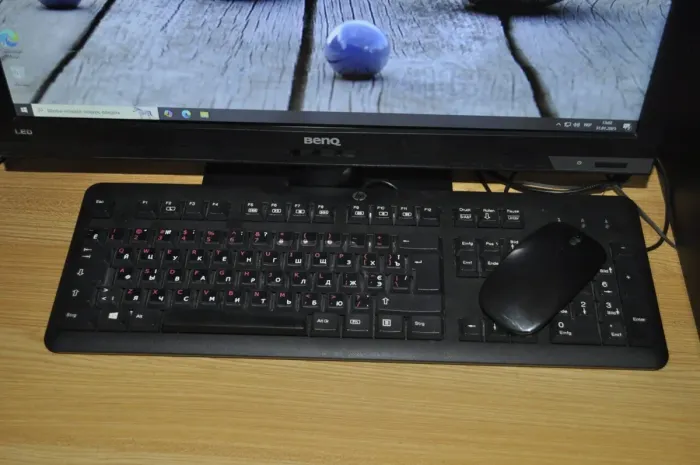 Комплект ПК: Fujitsu D757 E90 SFF / Intel Core i5-6500 (4 ядра по 3.2 - 3.6 GHz) / 8 GB DDR4 / 120 GB SSD + 320 GB HDD / Intel HD Graphics 530 / DVD-ROM + Монітор Б-клас BenQ BL2201PT / 22" (1680x1050) TN + Windows 11 Pro б/в - зображення 9