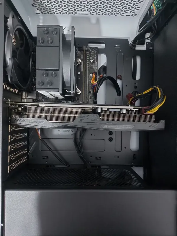 Ігровий ПК AeroCool Aero One Frost Tower / Intel Core i5-8500 (6 ядер 3.0 - 4.1 ГГц) / 24 ГБ DDR4 / 500 ГБ SSD M.2 + 500 ГБ HDD / AMD Radeon RX 580, 8 ГБ GDDR6, 256-біт / 650 Вт б/в - зображення 5