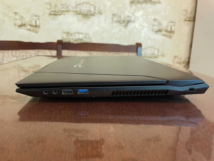 Ноутбук Clevo N850HZ / 15.6" (1920x1080) IPS / Intel Core i7-7700HQ (4 (8) ядра по 2.8 - 3.8 GHz) / 16 GB DDR4 / 256 GB SSD / Intel HD Graphics 630 / WebCam б/в - зображення 6