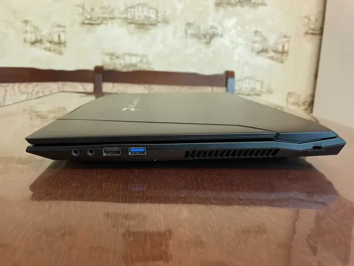 Ноутбук Clevo N850HZ / 15.6" (1920x1080) IPS / Intel Core i7-7700HQ (4 (8) ядра по 2.8 - 3.8 GHz) / 16 GB DDR4 / 256 GB SSD / Intel HD Graphics 630 / WebCam б/в - зображення 6