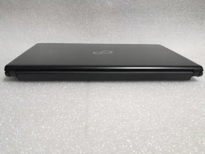 Ультрабук Б-клас Fujitsu LifeBook / 13.3" IPS Touch / Core i5-6300U (2(4) ядра по 2.4-3 GHz) / 8GB DDR4 / 256GB SSD / HD Graphics 520 / WebCam / HDMI б/в - зображення 8