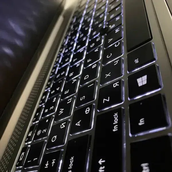 Ультрабук HP EliteBook 840 G5 / 14" (1920x1080) IPS / Intel Core i7-8650U (4 (8) ядра по 1.9 - 4.2 GHz) / 16 GB DDR4 / 512 GB SSD / Intel UHD Graphics 620 / WebCam / Fingerprint б/в - зображення 6